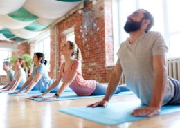grupo de personas haciendo yoga en un estudio