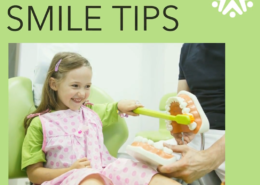 niña recibiendo educación dental por parte de un dentista