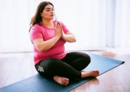 Chica de talla grande haciendo yoga