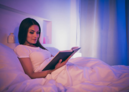 mujer leyendo en la cama antes de acostarse