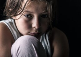 Triste niño maltratado