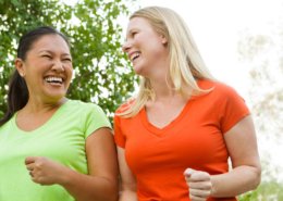 Mujeres caminando y riendo