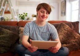 Un joven con síndrome de Down utiliza aplicaciones de salud mental en casa