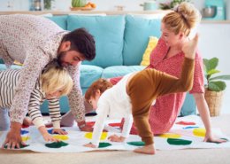 Familia jugando juntos al twister