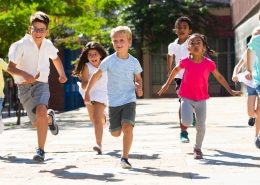 niños jugando al aire libre
