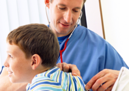 Médico examinando a un niño